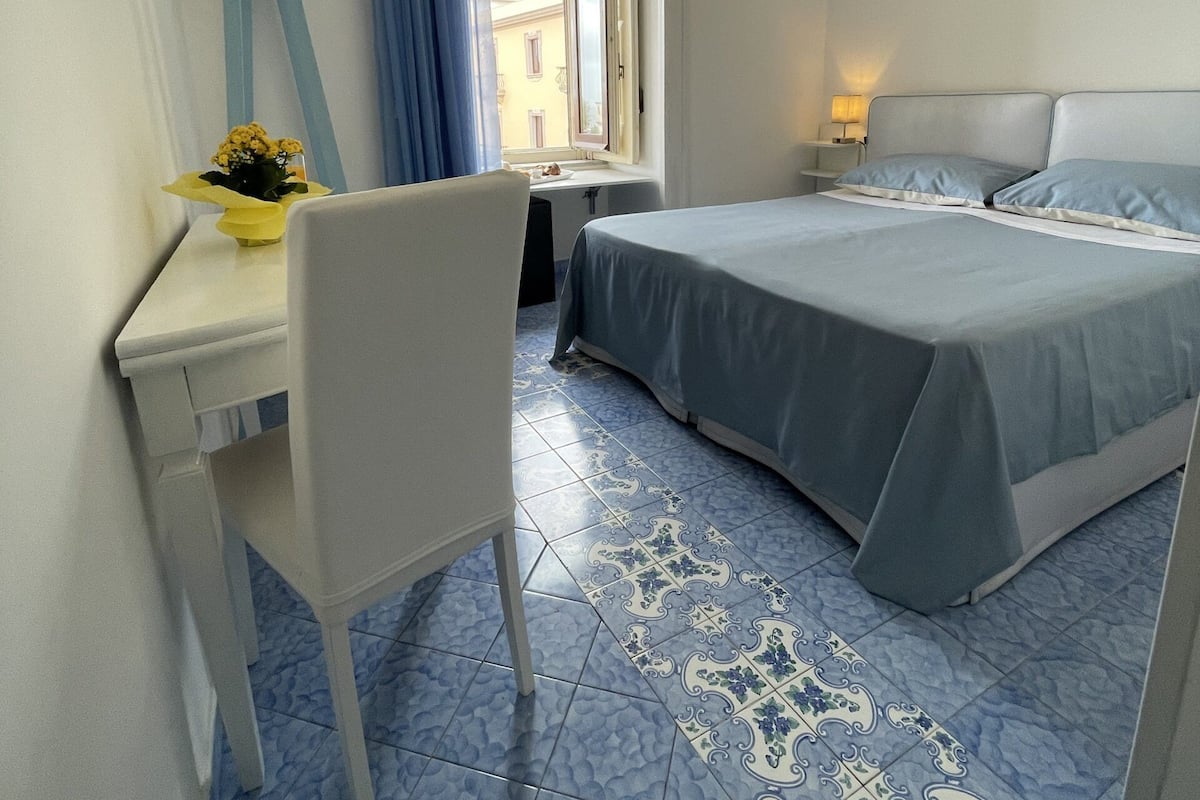 Habitación estándar doble, 1 cama doble, no fumadores, vistas a la ciudad | Ropa de cama hipoalergénica y edredones de plumas