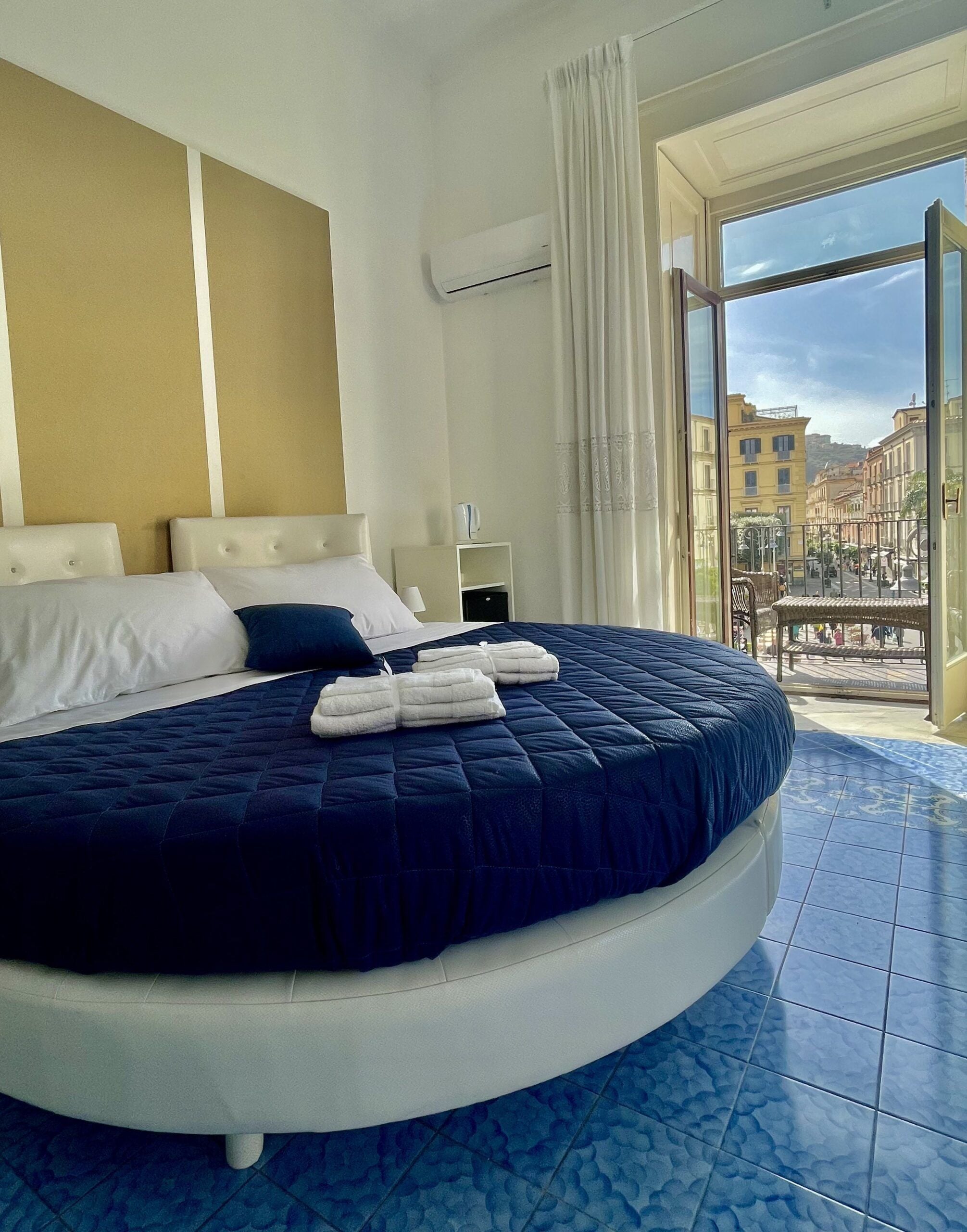 Exclusive Double Room, 1 King Bed, Non Smoking, Sea View | Hypo-allergenic bedding, down comforters, memory foam beds, minibar