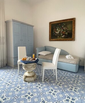 Quarto triplo superior, várias camas, para não fumantes, vista para a cidade | Roupas de cama antialérgicas, edredons de pluma