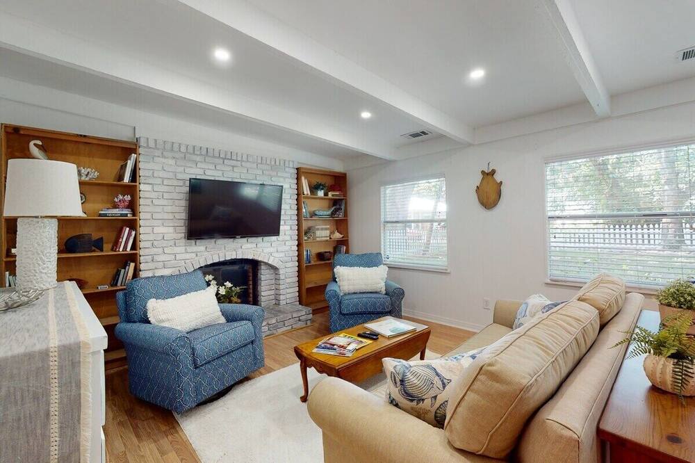 ~Classic Coquina Cottage_Sleeps 6_Beach 10Mins~