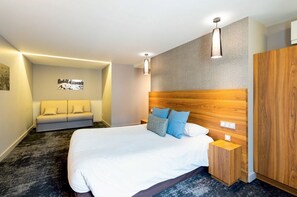 家庭客房 | 迷你吧、客房內保險箱、筆電工作空間、遮光布/窗簾