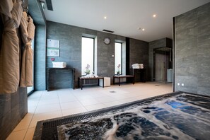 Sauna, bañera de hidromasaje, baño turco, masajes de tejido profundo 