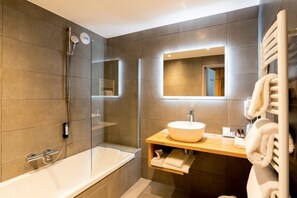 Suite junior | Baño | Amenidades de baño gratuitas, secadora de cabello, batas, pantuflas 