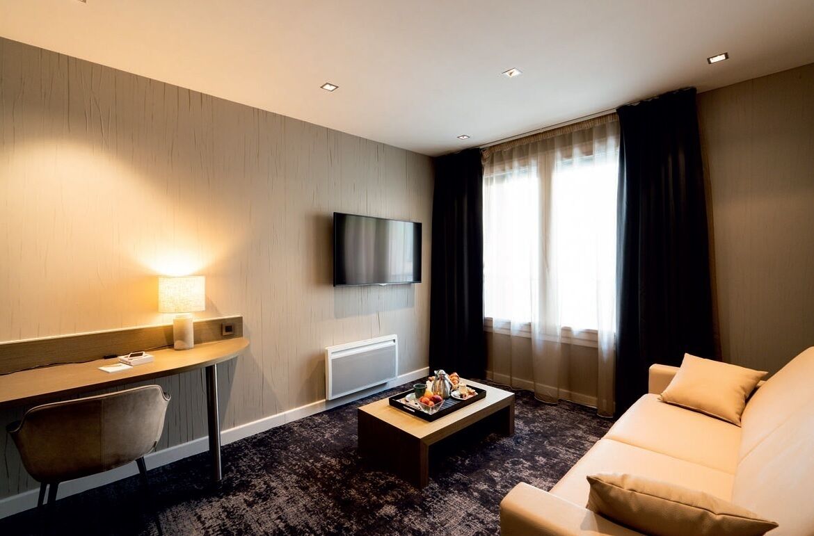 Traditionele suite | Woonruimte | Een 110-inch flatscreentelevisie met kabelzenders en Netflix