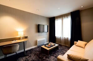 傳統套房 | 起居區 | 110-吋平面電視、有線頻道、Netflix、串流服務