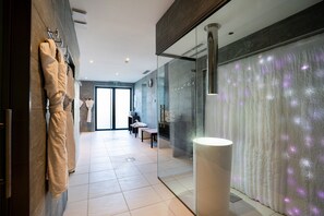 Een sauna, een bubbelbad, een stoombad, diepe bindweefselmassages