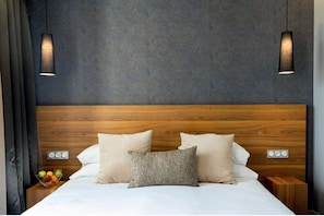 Minibar, in-room safe, laptop workspace, blackout curtains