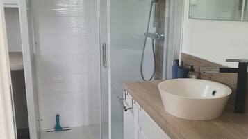 Douche, serviettes fournies