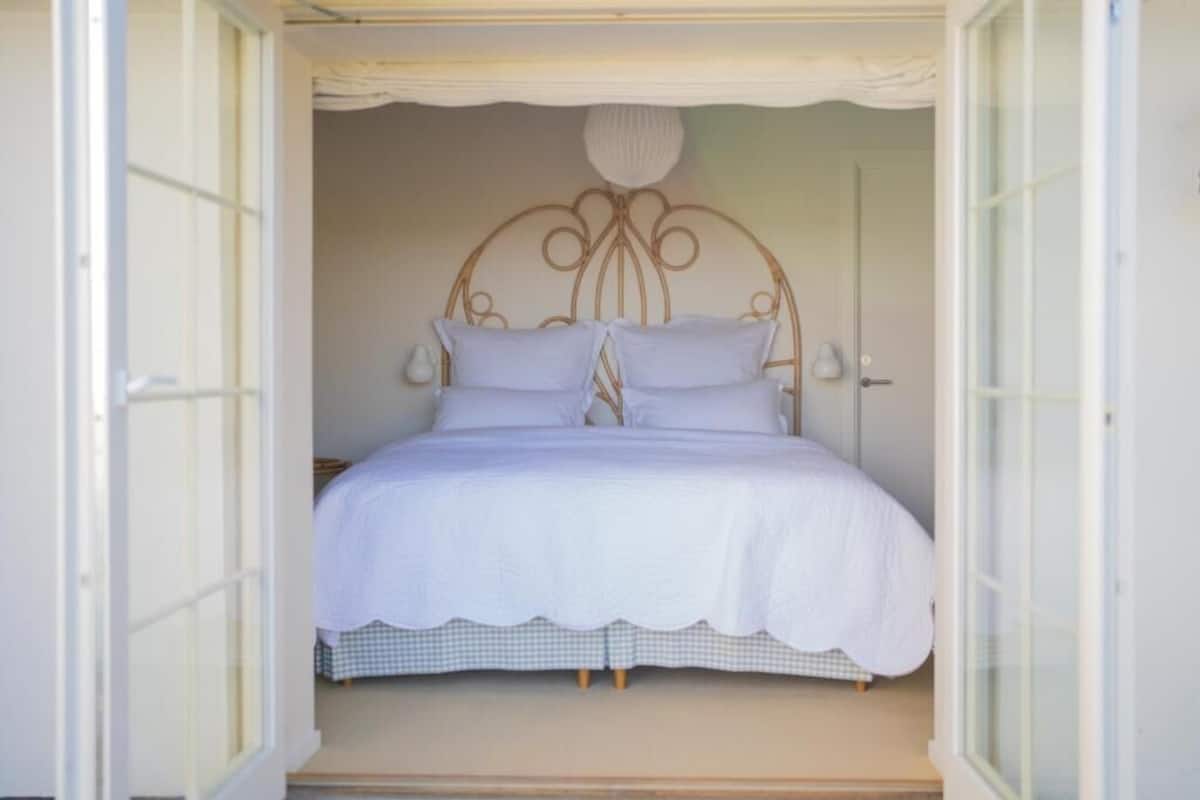 Suite Deluxe, vista al océano | Escritorio y espacio para trabajar con laptop