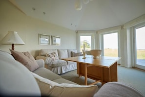 Deluxe Suite, Ocean View | Meja, ruang kerja komputer riba, seterika/papan seterika, Wi-fi percuma