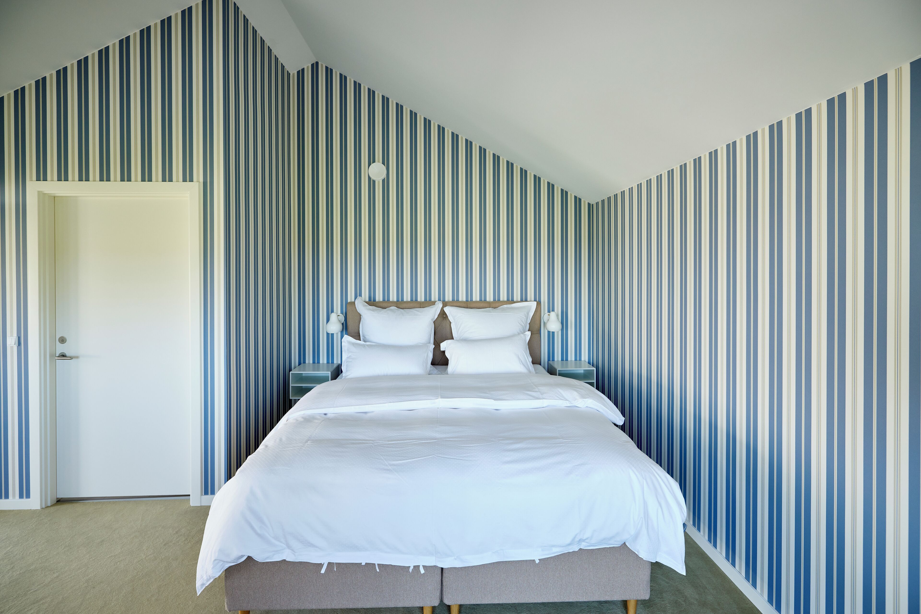 Escritorio y espacio para trabajar con laptop 