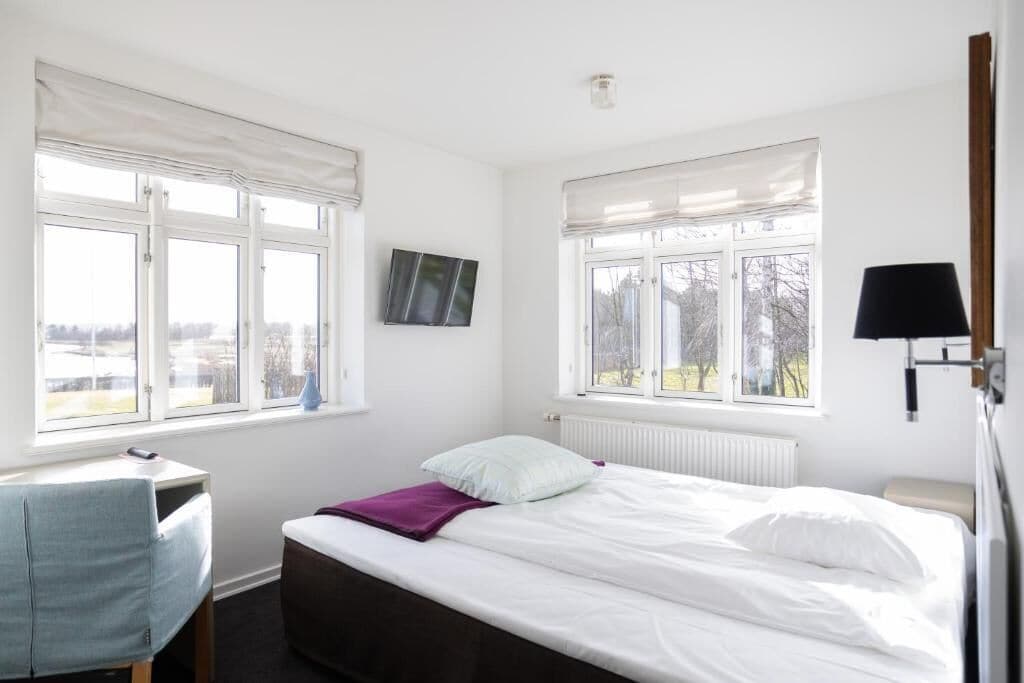 Escritorio y espacio para trabajar con laptop 