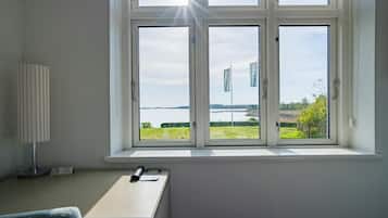 Escritorio y espacio para trabajar con laptop