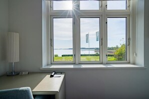 Camera doppia | Una scrivania, postazione laptop, ferro/asse da stiro, Wi-Fi gratuito