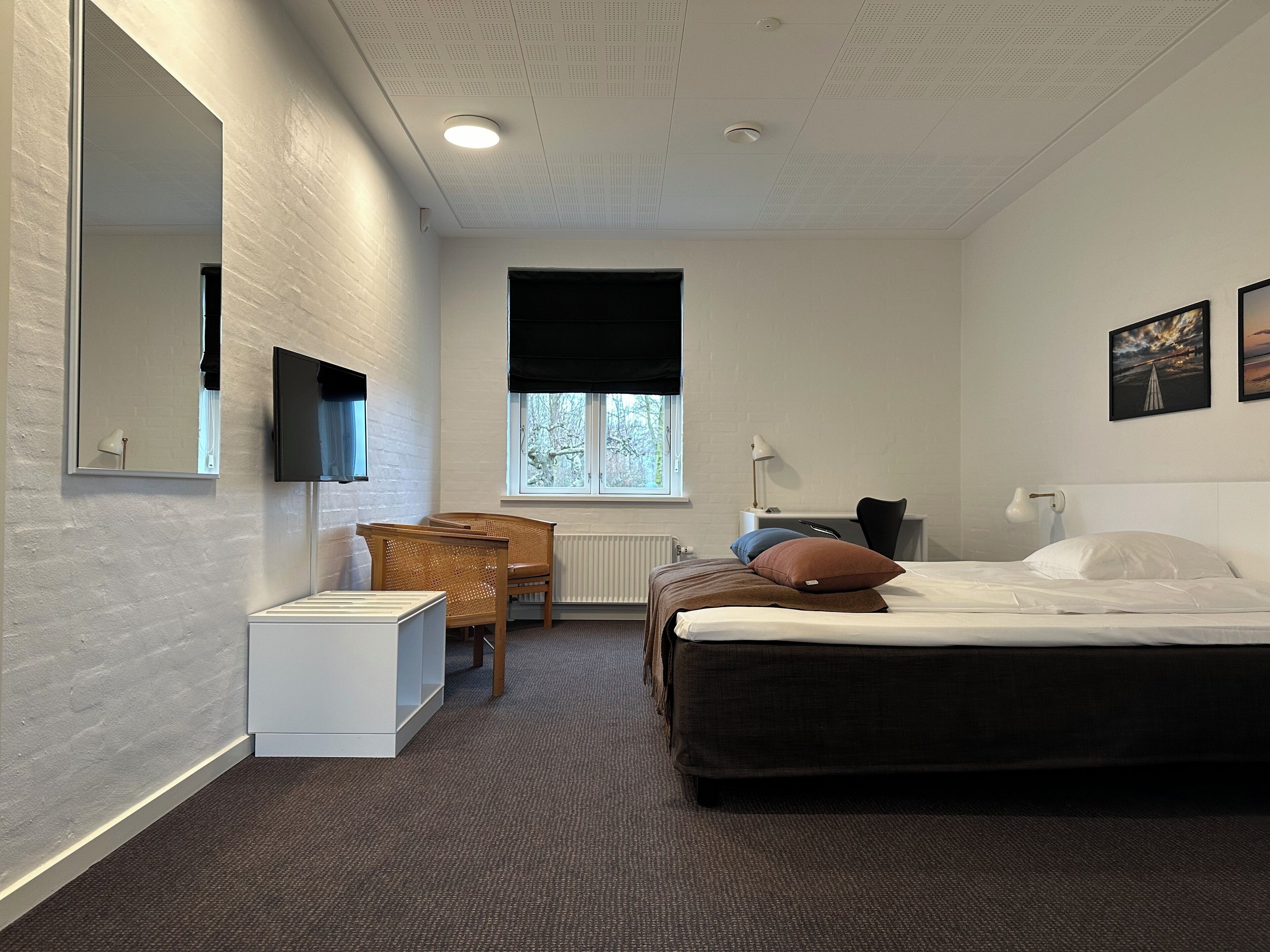 Escritorio y espacio para trabajar con laptop 