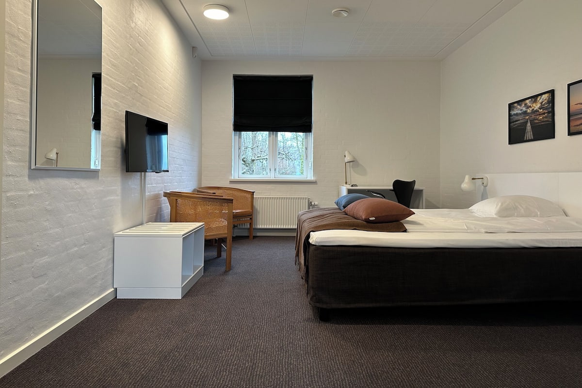 Kahden hengen huone, pyörätuolille soveltuva suihku | Työpöytä, kannettavalle tietokoneelle sopiva työtila