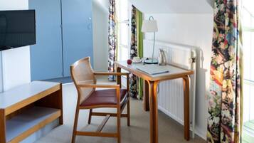 Escritorio y espacio para trabajar con laptop