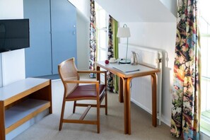 Camera doppia | Una scrivania, postazione laptop, ferro/asse da stiro, Wi-Fi gratuito