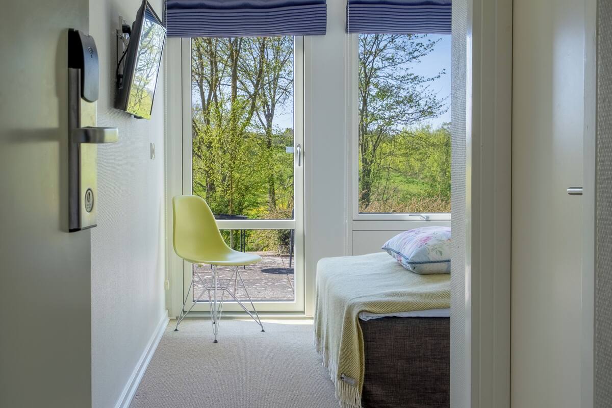 Habitación básica doble, 1 cama doble | Escritorio y espacio para trabajar con un portátil