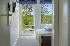 Kahden hengen perushuone, 1 parisänky | Työpöytä, kannettavalle tietokoneelle sopiva työtila