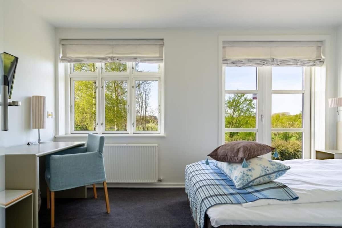 Habitación doble Confort, vista al océano, frente al océano | Escritorio y espacio para trabajar con laptop