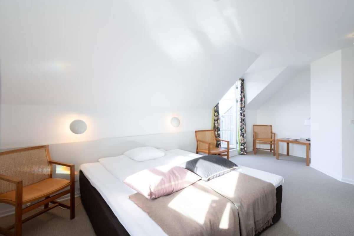 Habitación doble | Escritorio y espacio para trabajar con laptop