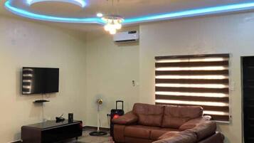 Apartemen Bisnis | Area keluarga | Televisi plasma 32-inci dengan saluran TV kabel