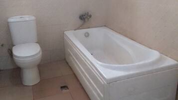 Apartemen Bisnis | Kamar mandi | Kombinasi shower/bathtub, pancuran hujan, handuk, dan sabun