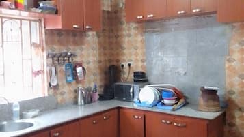 Apartemen Bisnis | Dapur pribadi | Lemari es besar, microwave, oven, dan mesin pencuci piring