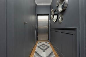 24-inch flat-screen TV with cable channels, streaming services - Warsaw Turquoise Residence by Renters (Warsaw)