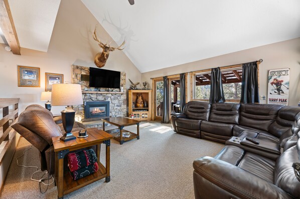 Smart TV, chimenea, videojuegos, reproductor de DVD