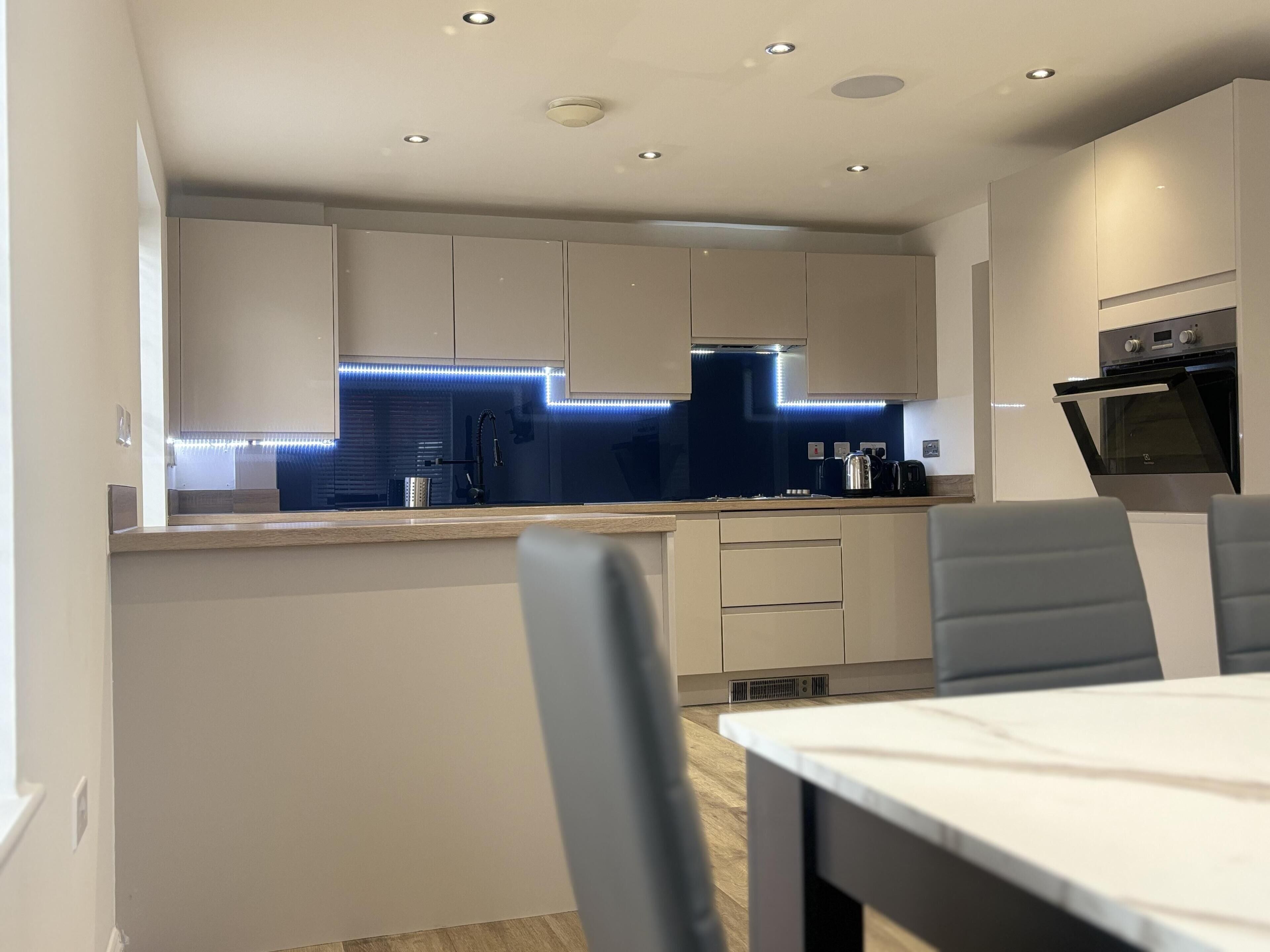 Casa | Cocina privada | Refrigerador, microondas, horno y parrilla de estufa 