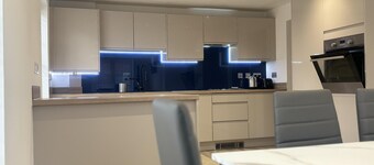 Immaculate 4-bed House in Horley