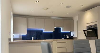 Immaculate 4-bed House in Horley