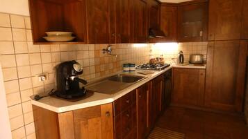 Frigorifero, microonde, forno, piano cottura