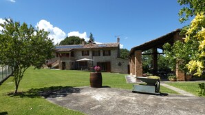 A stone house with a patio, a barbecue area, and a covered seating area. - SCAPPO IN UMBRIA, The Piccino (Amelia)