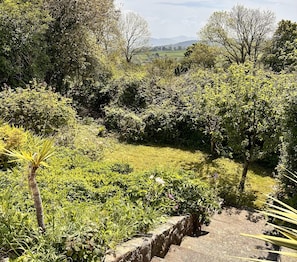 House | Property grounds - Charming 3 Bedroom Family Cottage - Dogs Welcome (Beaumaris)