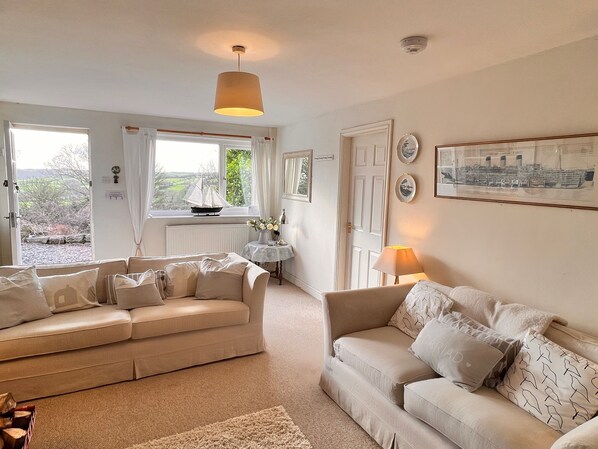 Hus | Vardagsrum | Tv och eldstad