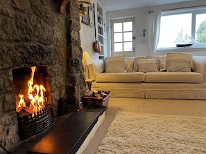 Ferienhaus | Wohnbereich | Fernseher, Kamin