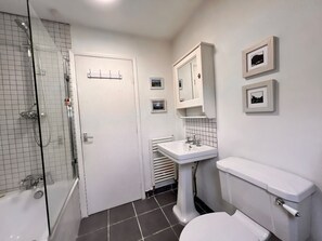 House | Bathroom | Combined shower/bathtub, deep-soaking bathtub, hair dryer, towels