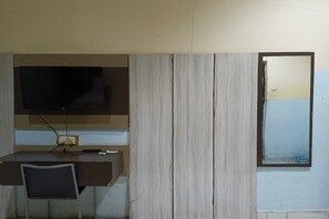 A room with a desk, a television mounted on the wall, and a window with a view of the outside. - Hotel O Karunia Kost & PenginapanNearSiring Marabahan (Ulek Barito) (Marabahan)