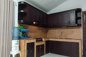 Shared kitchen - Hotel O Karunia Kost & PenginapanNearSiring Marabahan (Ulek Barito) (Marabahan)
