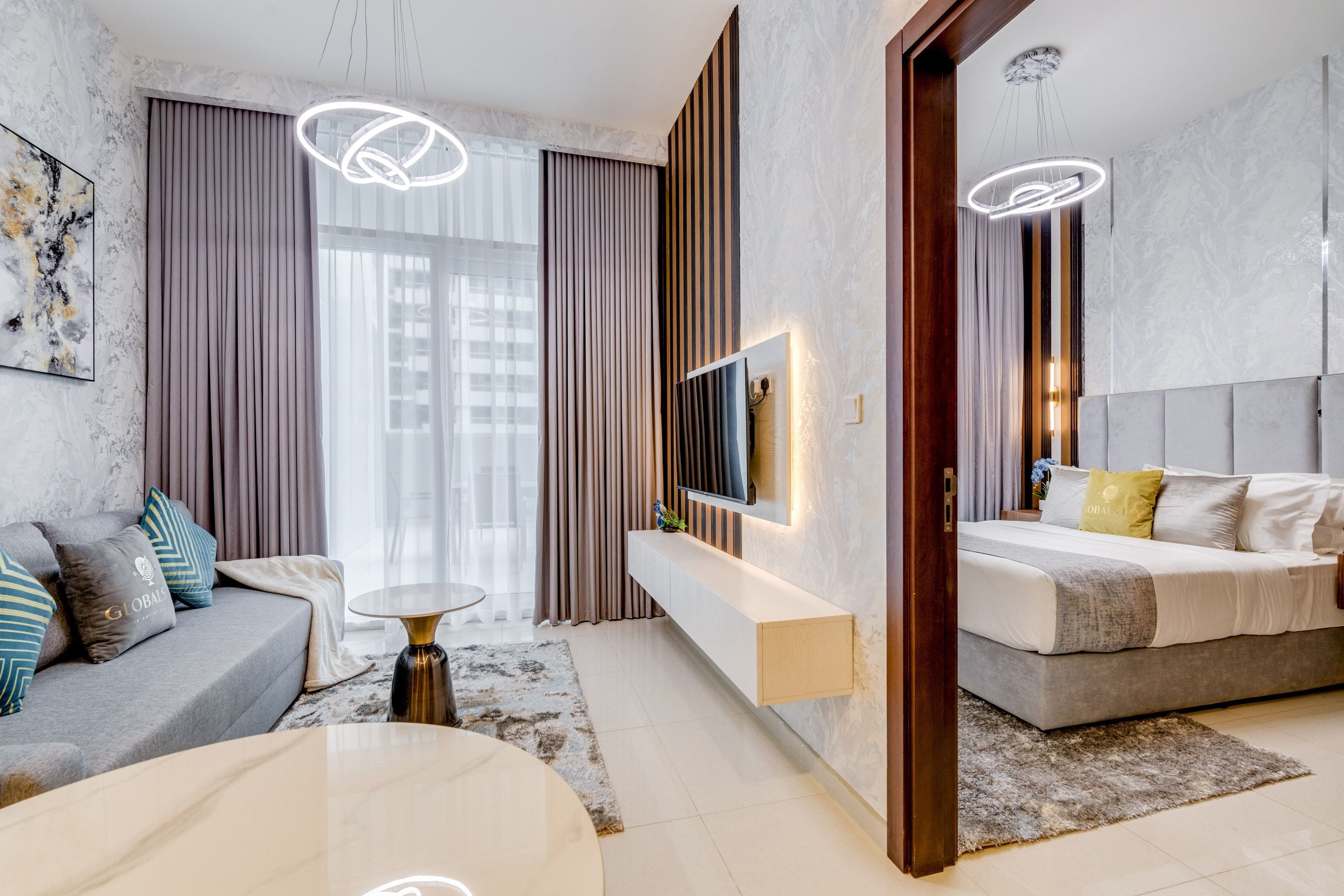 Luksusleilighet, 1 soverom, balkong | Oppholdsområde | En 42-tommers Flatskjerm-TV med Parabol-TV samt Netflix og Hulu