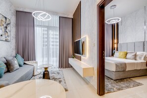 Luksusleilighet, 1 soverom, balkong | Oppholdsområde | En 42-tommers Flatskjerm-TV med Parabol-TV samt Netflix og Hulu