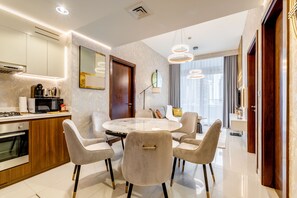 Deluxe-Apartment, 2 Schlafzimmer, Kanalblick | Eigene Küche | Großer Kühlschrank, Mikrowelle, Ofen, Herdplatte