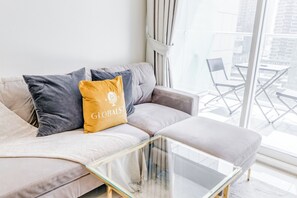 Appartement Supérieur, 1 chambre, balcon, vue canal | Coin séjour | Télévision à écran plat, Netflix, Hulu, services de streaming