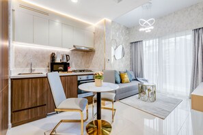 Appartement Élite, 1 chambre, vue sur la ville | Cuisine privée | Réfrigérateur grande capacité avec congélateur, four à micro-ondes