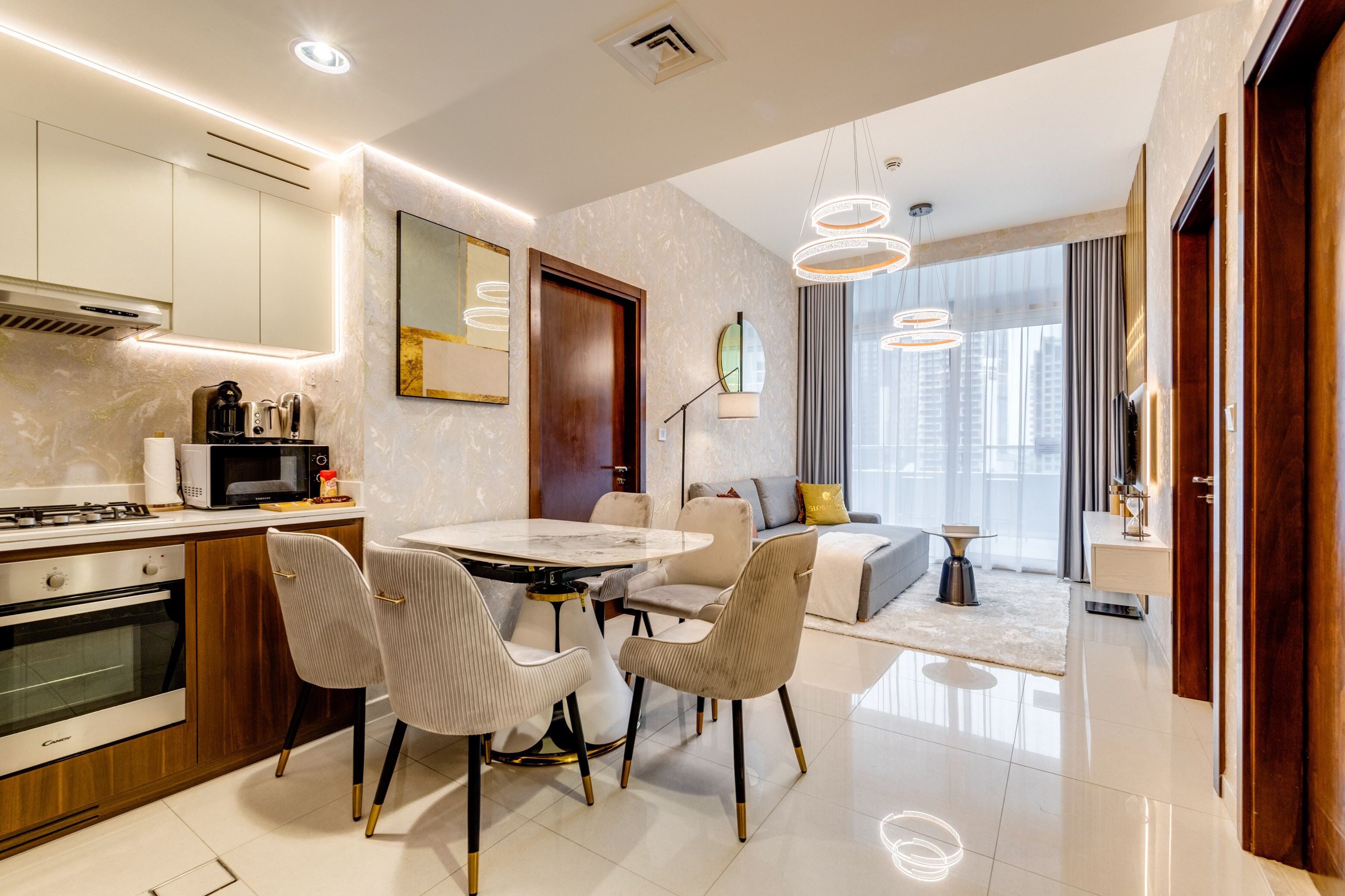 Leilighet – deluxe, 2 soverom, balkong, kanalutsikt | Eget kjøkken | Kjøleskap, mikrobølgeovn, ovn og kokeplater