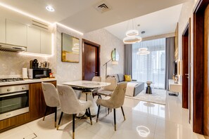 Leilighet – deluxe, 2 soverom, balkong, kanalutsikt | Eget kjøkken | Kjøleskap, mikrobølgeovn, ovn og kokeplater