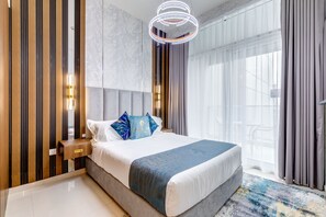 Appartement Premier, 1 chambre, vue sur le canal | Décor unique, ameublement unique, bureau, fer et planche à repasser